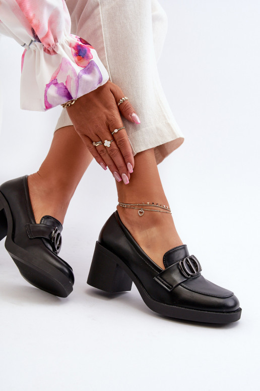 sapatos de salto alto com enfeites em preto Nedarea
