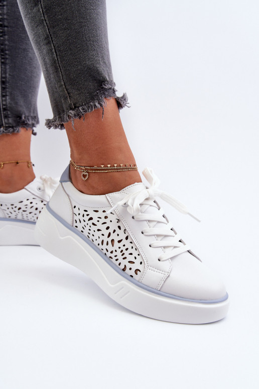 com elementos perfurados Modelo de tênis com plataforma na cor branca Peilaeno