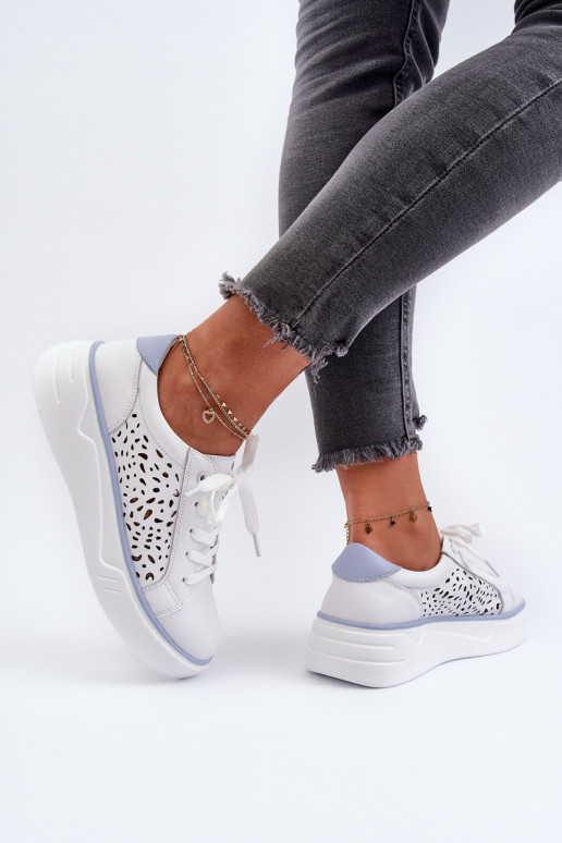 com elementos perfurados Modelo de tênis com plataforma na cor branca Peilaeno