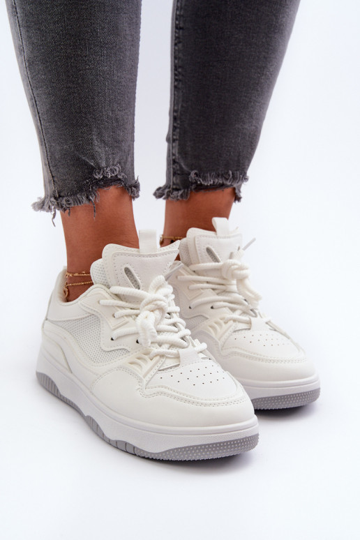 Modelo de tênis com plataforma na cor branca Etnaria