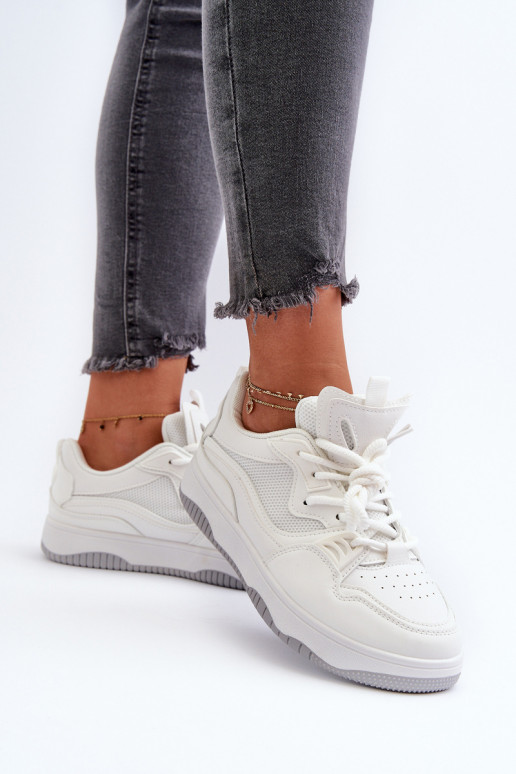 Modelo de tênis com plataforma na cor branca Etnaria