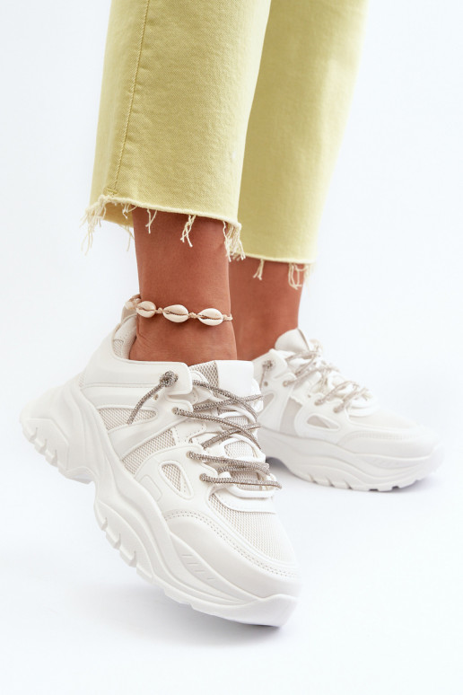 Modelo de tênis com sola maciça da moda na cor branca Relissa