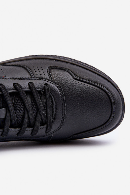 Modelo de tênis com plataforma confeccionado em couro ecológico na cor preta Uziran