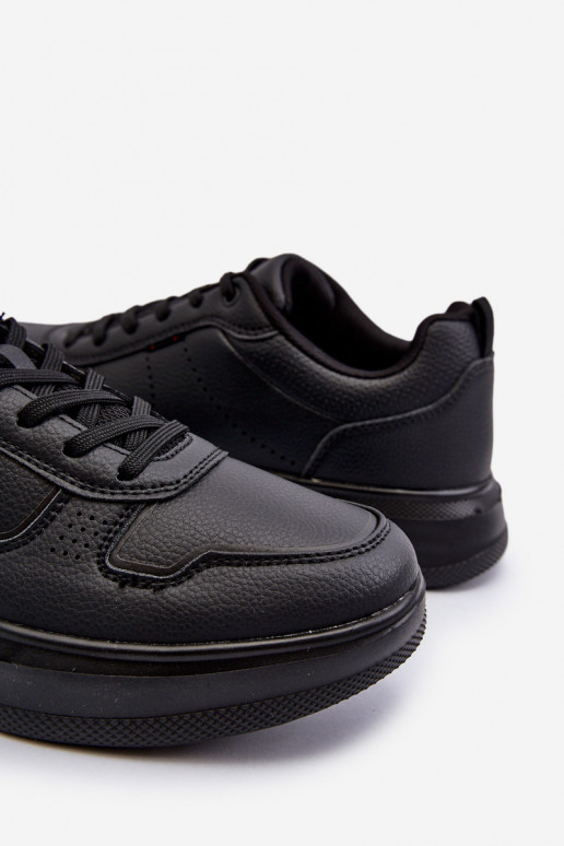 Modelo de tênis com plataforma confeccionado em couro ecológico na cor preta Uziran