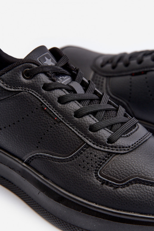 Modelo de tênis com plataforma confeccionado em couro ecológico na cor preta Uziran