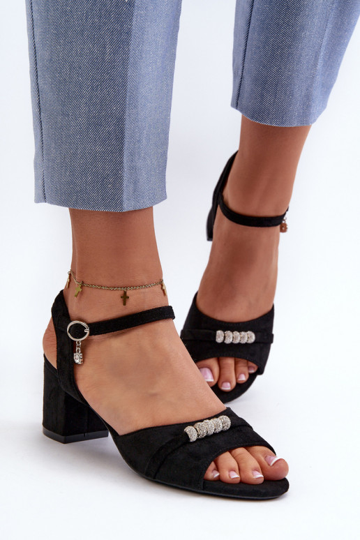 Sandálias femininas confeccionadas em camurça ecológica com salto com lindos detalhes na cor preta Narhi Sandálias femininas confeccionadas em camurça ecológica com salto com lindos detalhes na cor preta Narhi