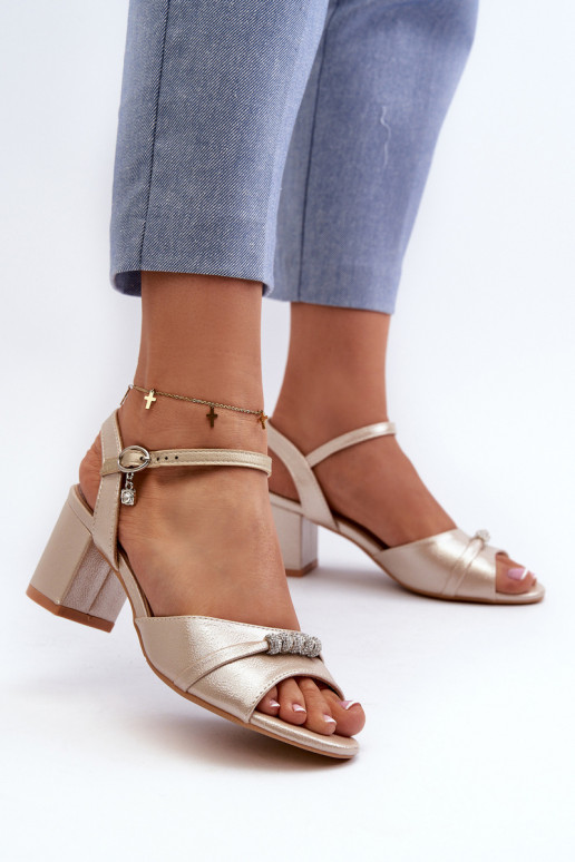 Sandálias femininas Eko com salto com lindos detalhes na cor dourada Narhi Sandálias femininas Eko com salto com lindos detalhes na cor dourada Narhi