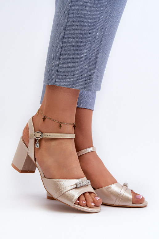 Sandálias femininas Eko com salto com lindos detalhes na cor dourada Narhi Sandálias femininas Eko com salto com lindos detalhes na cor dourada Narhi