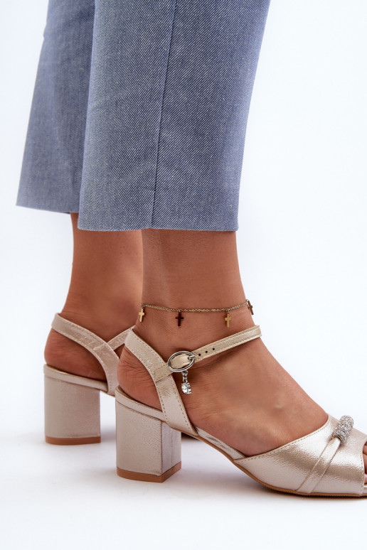 Sandálias femininas Eko com salto com lindos detalhes na cor dourada Narhi Sandálias femininas Eko com salto com lindos detalhes na cor dourada Narhi
