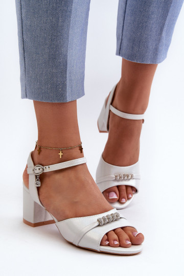 Sandálias femininas Eko com salto com lindos detalhes na cor prata Narhi