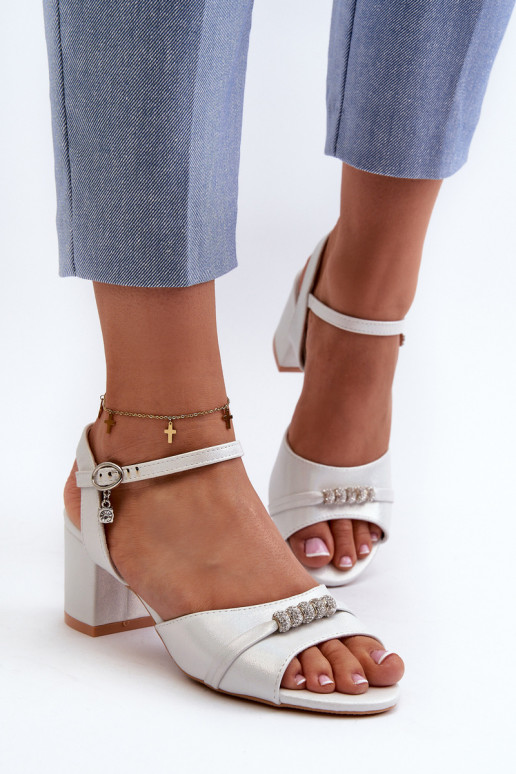 Sandálias femininas Eko com salto com lindos detalhes na cor prata Narhi Sandálias femininas Eko com salto com lindos detalhes na cor prata Narhi