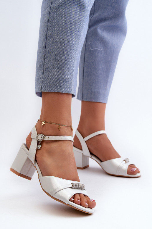 Sandálias femininas Eko com salto com lindos detalhes na cor prata Narhi Sandálias femininas Eko com salto com lindos detalhes na cor prata Narhi