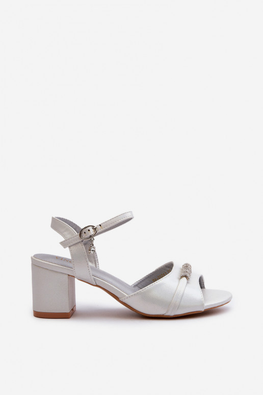 Sandálias femininas Eko com salto com lindos detalhes na cor prata Narhi Sandálias femininas Eko com salto com lindos detalhes na cor prata Narhi