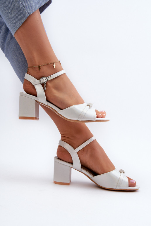 Sandálias femininas Eko com salto com lindos detalhes na cor prata Narhi Sandálias femininas Eko com salto com lindos detalhes na cor prata Narhi