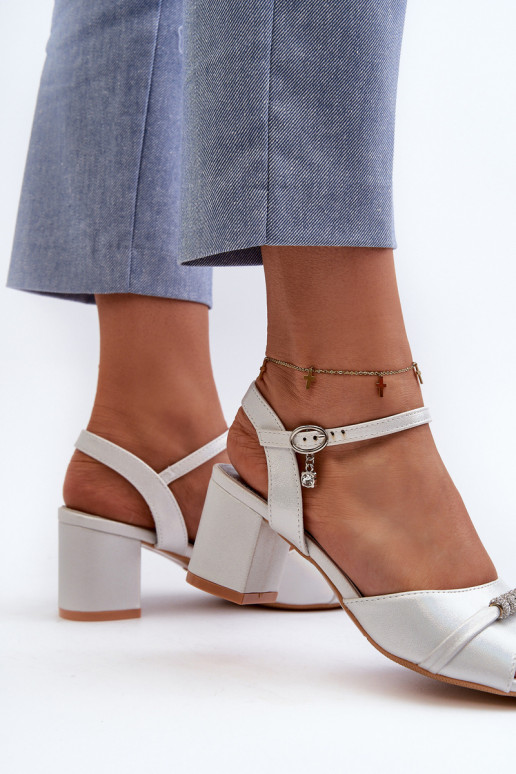 Sandálias femininas Eko com salto com lindos detalhes na cor prata Narhi Sandálias femininas Eko com salto com lindos detalhes na cor prata Narhi