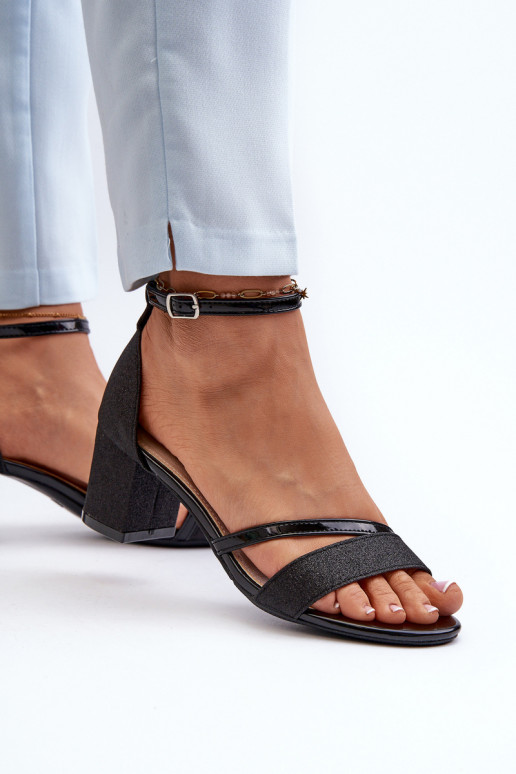 Sandálias brilhantes com salto baixo na cor preta Ploemis Sandálias brilhantes com salto baixo na cor preta Ploemis