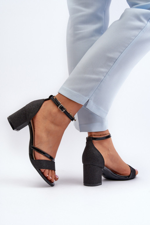 Sandálias brilhantes com salto baixo na cor preta Ploemis Sandálias brilhantes com salto baixo na cor preta Ploemis