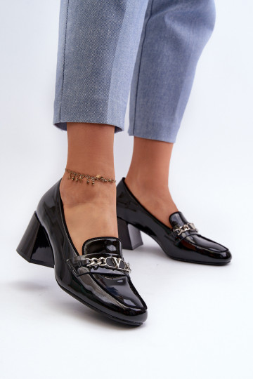 com efeito laca Sapatos de salto baixo com enfeites na cor preta Makki