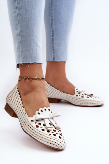 Sapatilhas perfuradas com fitas em branco instável