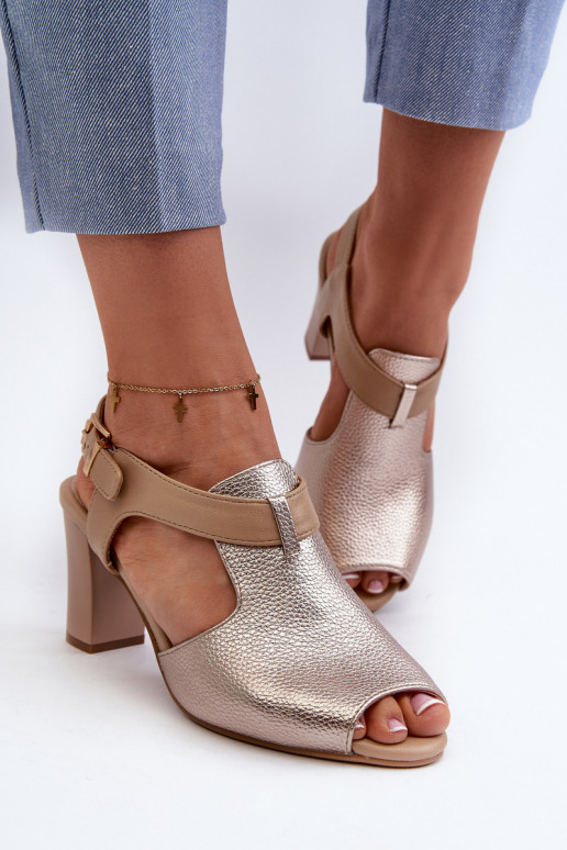 Sandálias femininas de salto alto em couro ecológico na cor dourada Queenmarie Sandálias femininas de salto alto em couro ecológico na cor dourada Queenmarie