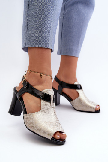 Sandálias femininas de salto alto confeccionadas em couro ecológico na cor preto dourado Queenmarie