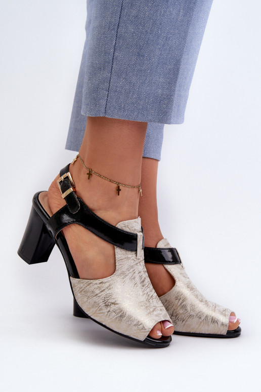 Sandálias femininas de salto alto confeccionadas em couro ecológico na cor preto dourado Queenmarie Sandálias femininas de salto alto confeccionadas em couro ecológico na cor preto dourado Queenmarie