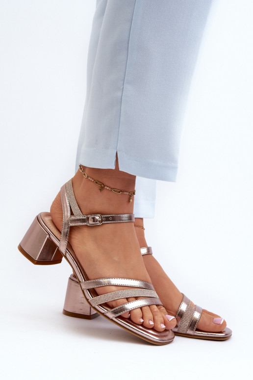 Sandálias femininas de salto baixo confeccionadas em couro ecológico Sergio Leone SK046 ouro rosa Sandálias femininas de salto baixo confeccionadas em couro ecológico Sergio Leone SK046 ouro rosa