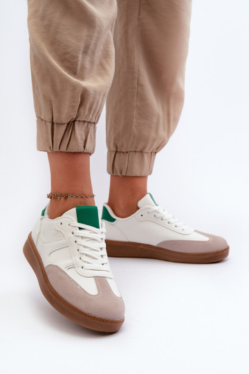 Modelo de tênis calçados esportivos cor branca Uvetta