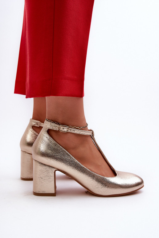 Sapatos confeccionados em couro ecológico com salto dourado Raniyah