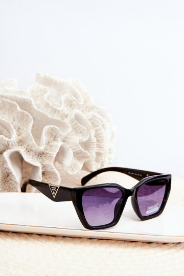 Óculos de sol modelo clássico feminino Ze na cor dourada Detalhes UV400 cor preta