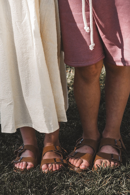 sandálias plataforma infantil com fechos adesivos cor marrom Rorria