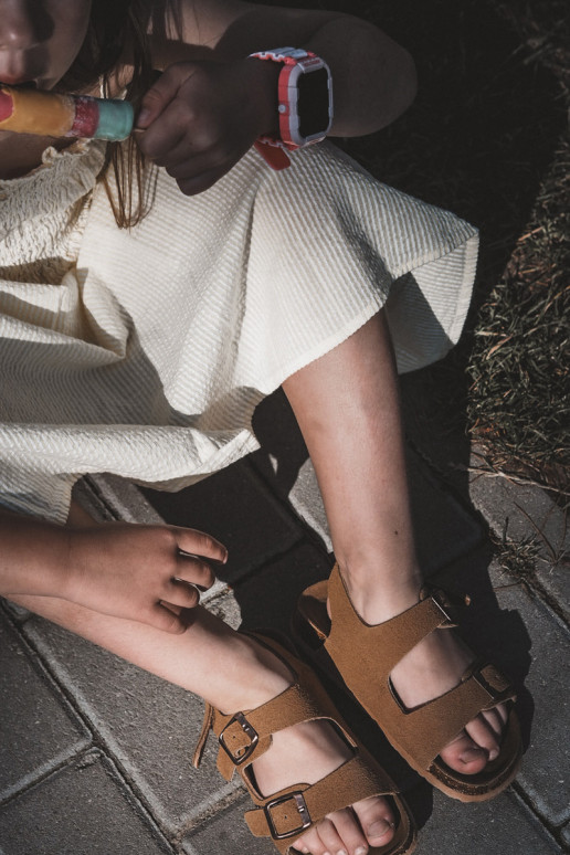 sandálias plataforma infantil com fechos adesivos cor marrom Rorria