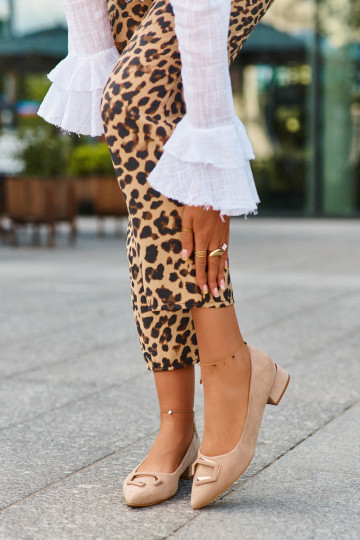 Sapatos de salto baixo com enfeites de camurça ecológica S.Barski KV27-034 bege 2