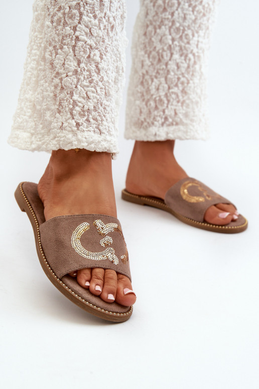 Chinelos planos femininos com escamas brilhantes S.Barski KV27-052 marrom Chinelos planos femininos com escamas brilhantes S.Barski KV27-052 marrom