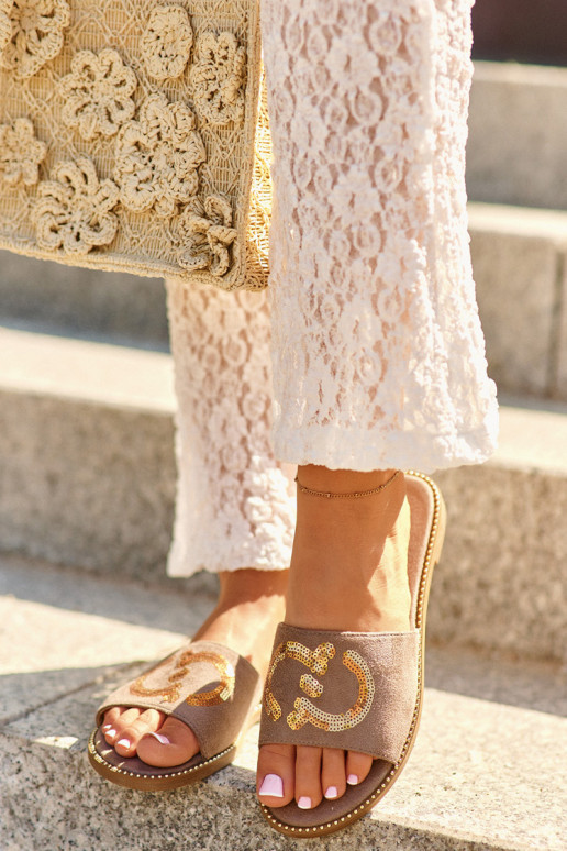 Chinelos planos femininos com escamas brilhantes S.Barski KV27-052 marrom Chinelos planos femininos com escamas brilhantes S.Barski KV27-052 marrom