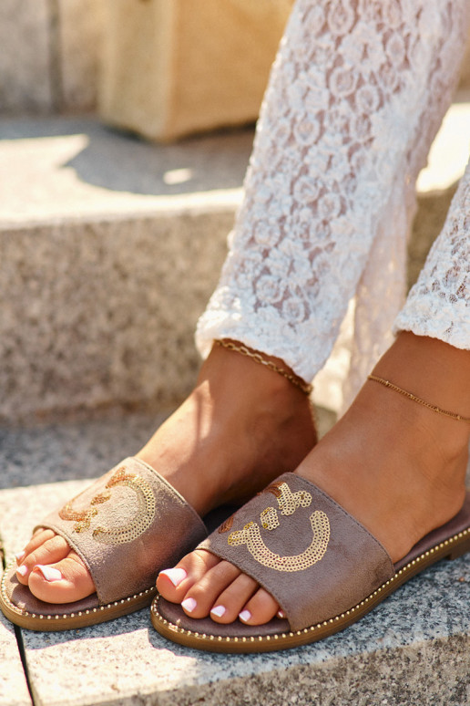 Chinelos planos femininos com escamas brilhantes S.Barski KV27-052 marrom Chinelos planos femininos com escamas brilhantes S.Barski KV27-052 marrom