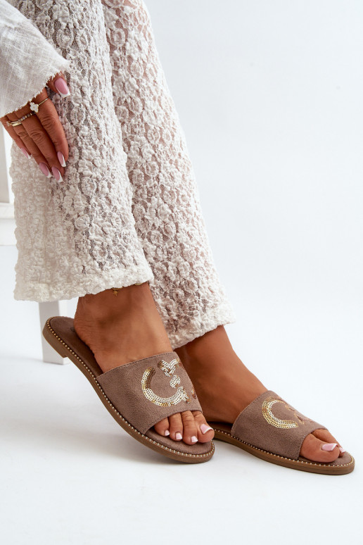 Chinelos planos femininos com escamas brilhantes S.Barski KV27-052 marrom Chinelos planos femininos com escamas brilhantes S.Barski KV27-052 marrom