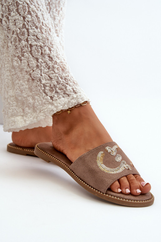 Chinelos planos femininos com escamas brilhantes S.Barski KV27-052 marrom Chinelos planos femininos com escamas brilhantes S.Barski KV27-052 marrom