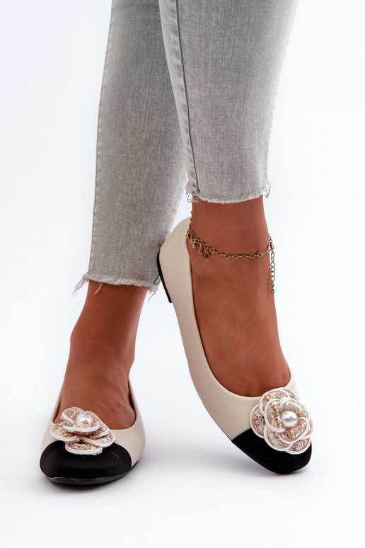 Bailarinas femininas de couro ecológico com detalhes ornamentados bege Divinella