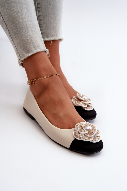 Bailarinas femininas de couro ecológico com detalhes ornamentados bege Divinella