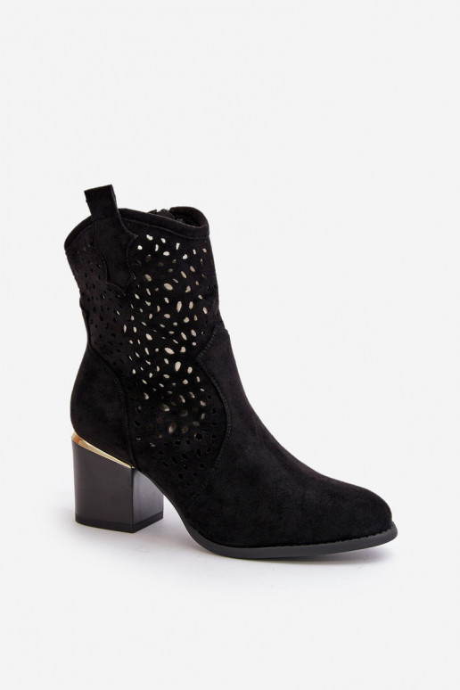 Botas perfuradas com salto Z confeccionadas em camurça ecológica Buckled To the Castle cor preta Sevana