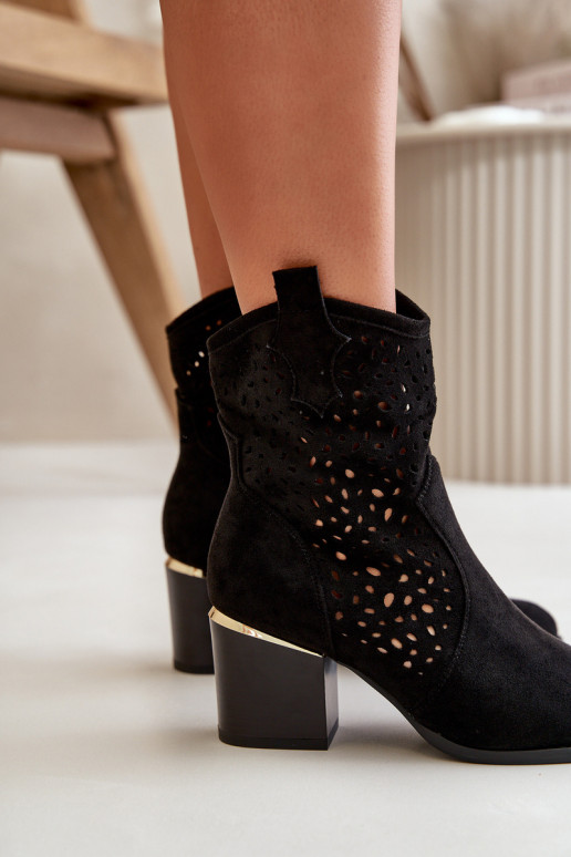 Botas perfuradas com salto Z confeccionadas em camurça ecológica Buckled To the Castle cor preta Sevana