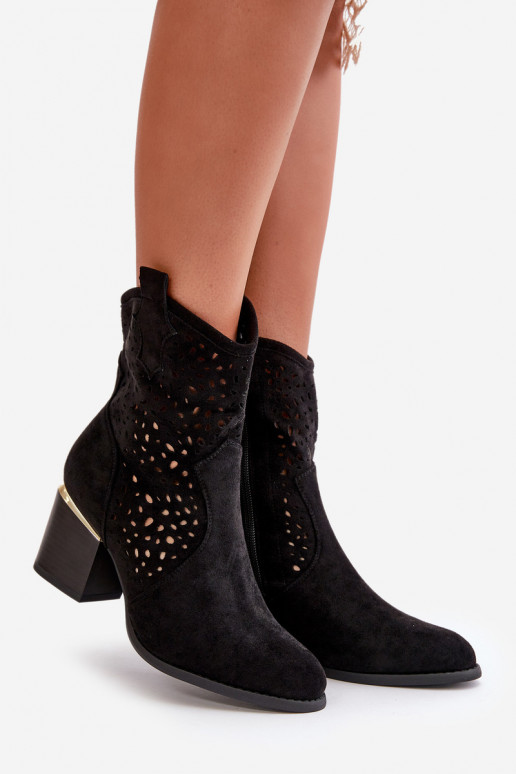 Botas perfuradas com salto Z confeccionadas em camurça ecológica Buckled To the Castle cor preta Sevana