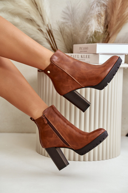 Botas femininas aquecidas em Poste Alto Preso ao Castelo cor marrom Bioria