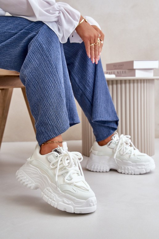Modelo de tênis calçado feminino com sola maciça da moda na cor branca Nevela