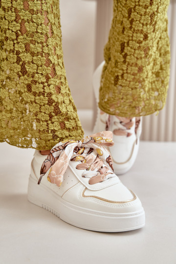 Modelo de tênis sapato feminino com plataforma Com cadarços decorativos na cor branca Mistra 2