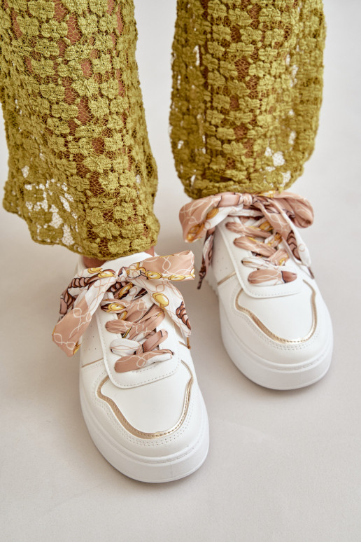 Modelo de tênis sapato feminino com plataforma Com cadarços decorativos na cor branca Mistra