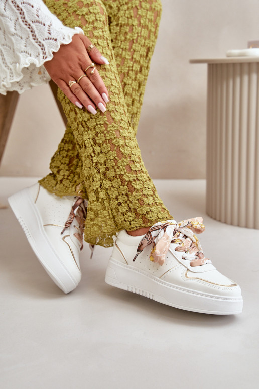 Modelo de tênis sapato feminino com plataforma Com cadarços decorativos na cor branca Mistra