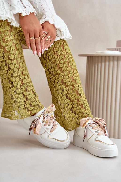 Modelo de tênis sapato feminino com plataforma Com cadarços decorativos na cor branca Mistra