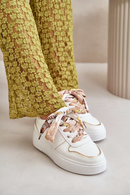 Modelo de tênis sapato feminino com plataforma Com cadarços decorativos na cor branca Mistra